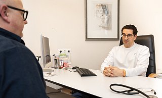 Der Mediziner Jonas Abu Hagar hat die Entscheidung, eine Hausarztpraxis in Senne zu eröffnen, keine Sekunde bereut. - KVWL Der Mediziner Jonas Abu Hagar hat die Entscheidung, eine Hausarztpraxis in Senne zu eröffnen, keine Sekunde bereut. - KVWL
