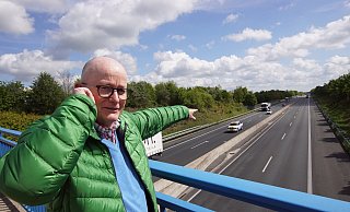Zu laut: Bodo Meier wohnt in direkter Nähe zur A30 und kämpft seit mehr als vier Jahrzehnten gegen Krach von der Autobahn. Aufgrund des Engagements des Bünders wird im kommenden Jahr eine Lärmschutzwand erhöht. Archivfoto: Niklas Krämer - Niklas Krämer Zu laut: Bodo Meier wohnt in direkter Nähe zur A30 und kämpft seit mehr als vier Jahrzehnten gegen Krach von der Autobahn. Aufgrund des Engagements des Bünders wird im kommenden Jahr eine Lärmschutzwand erhöht. Archivfoto: Niklas Krämer - Niklas Krämer