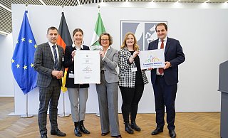 Bürgermeister Burkhard Schwuchow (v. l.), Annalena Henke (Stadt Büren), Ministerin Ina Scharrenbach, Carolin Schneider (Stadt Büren) und Nathanael Liminski, Minister für Bundes- und Europaangelegenheiten und Chef der Staatskanzlei bei der feierlichen Übergabe - Guenther Ortmann Bürgermeister Burkhard Schwuchow (v. l.), Annalena Henke (Stadt Büren), Ministerin Ina Scharrenbach, Carolin Schneider (Stadt Büren) und Nathanael Liminski, Minister für Bundes- und Europaangelegenheiten und Chef der Staatskanzlei bei der feierlichen Übergabe - Guenther Ortmann