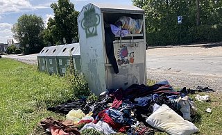 Vor dem Altkleidercontainer in Hunnebrock stapeln sich regelmäßig Kleidung, Elektrogeräte, Kissen und anderer Müll. - Katharina Eisele Vor dem Altkleidercontainer in Hunnebrock stapeln sich regelmäßig Kleidung, Elektrogeräte, Kissen und anderer Müll. - Katharina Eisele