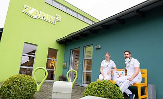 Rückkehrerin Alina Leßmann und Zuzügler Florian Hodes (teilhabender Gesellschafter der Praxisgemeinschaft) sitzen auf der gelben Bank der Willkommensagentur. - Gesellschaft für Wirtschaftsförderung im Kreis Höxter Rückkehrerin Alina Leßmann und Zuzügler Florian Hodes (teilhabender Gesellschafter der Praxisgemeinschaft) sitzen auf der gelben Bank der Willkommensagentur. - Gesellschaft für Wirtschaftsförderung im Kreis Höxter
