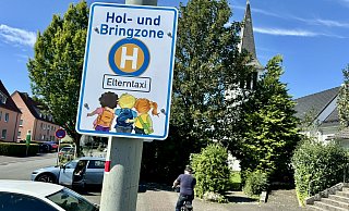 Die Beschilderung zeigt Im Lein und hier an der Lange Brückenstraße die Bring- und Holzonen an. Eltern sollen sie kurz anfahren und die Kinder nur aussteigen lassen. - Jens Reddeker Die Beschilderung zeigt Im Lein und hier an der Lange Brückenstraße die Bring- und Holzonen an. Eltern sollen sie kurz anfahren und die Kinder nur aussteigen lassen. - Jens Reddeker