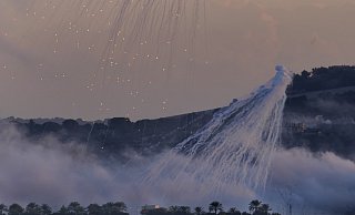 16. Oktober, Libanon, Dahaira: Granaten der israelischen Artillerie explodieren über einem libanesischen Grenzdorf. - Hussein Malla/AP/dp 16. Oktober, Libanon, Dahaira: Granaten der israelischen Artillerie explodieren über einem libanesischen Grenzdorf. - Hussein Malla/AP/dp