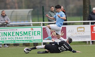 Überflieger: SV Eidinghausen-Werstes Torschütze Hasan Özdemir (oben) springt gekonnt über den am Boden liegenden Mennighüffener Nusret Sarialtin. - Benjamin Bueschenfeld | benjamin@sportfoto-owl.de Überflieger: SV Eidinghausen-Werstes Torschütze Hasan Özdemir (oben) springt gekonnt über den am Boden liegenden Mennighüffener Nusret Sarialtin. - Benjamin Bueschenfeld | benjamin@sportfoto-owl.de