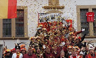 Umringt von Rotjacken und eingehüllt vom Goldregen genießen das große und das kleine Nieheimer Prinzenpaar ihren Sieg über die moderne KI des einstigen Tempels der Weisen. - Josef Köhne Umringt von Rotjacken und eingehüllt vom Goldregen genießen das große und das kleine Nieheimer Prinzenpaar ihren Sieg über die moderne KI des einstigen Tempels der Weisen. - Josef Köhne