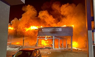 Bei dem Feuer am Frankfurter Weg ist eine Gewerbehalle, in der drei Betriebe beheimatet waren, völlig zerstört worden. - Ralph Meyer Bei dem Feuer am Frankfurter Weg ist eine Gewerbehalle, in der drei Betriebe beheimatet waren, völlig zerstört worden. - Ralph Meyer