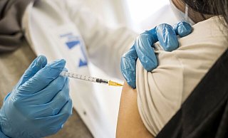 Seit Mitte März gilt in Gesundheitseinrichtungen die Impfpflicht für die Beschäftigten. Für einen Bielefelder geht es nun ohne Impfung zur Arbeit. - epd-bild / Thomas Lohnes Seit Mitte März gilt in Gesundheitseinrichtungen die Impfpflicht für die Beschäftigten. Für einen Bielefelder geht es nun ohne Impfung zur Arbeit. - epd-bild / Thomas Lohnes
