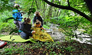 Im Hardehausener Wald trainierten jetzt Multiplikatoren aus der Umweltbildung Erste-Hilfe-Maßnahmen. - Gertrud Hein Im Hardehausener Wald trainierten jetzt Multiplikatoren aus der Umweltbildung Erste-Hilfe-Maßnahmen. - Gertrud Hein