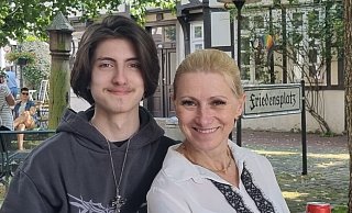 Am Mittag des 25. Juni entstand dieses Foto von Philipos T. und seiner Mutter Joanna Steinmann am Friedensplatz in Minden. Etwas mehr als zwölf Stunden später wurde der 20-Jährige so brutal attackiert, dass er schließlich an seinen schweren Kopf- und Hirnverletzungen starb. - privat Am Mittag des 25. Juni entstand dieses Foto von Philipos T. und seiner Mutter Joanna Steinmann am Friedensplatz in Minden. Etwas mehr als zwölf Stunden später wurde der 20-Jährige so brutal attackiert, dass er schließlich an seinen schweren Kopf- und Hirnverletzungen starb. - privat