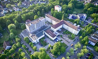 Das Krankenhaus Bad Oeynhausen soll nach den Plänen des Mühlenkreises in der Nachbarschaft zum Herz- und Diabeteszentrum neu gebaut werden. Die Auguste-Viktoria-Klinik soll in dem Neubau ebenfalls Platz finden. - THORSTEN ULONSKA Das Krankenhaus Bad Oeynhausen soll nach den Plänen des Mühlenkreises in der Nachbarschaft zum Herz- und Diabeteszentrum neu gebaut werden. Die Auguste-Viktoria-Klinik soll in dem Neubau ebenfalls Platz finden. - THORSTEN ULONSKA