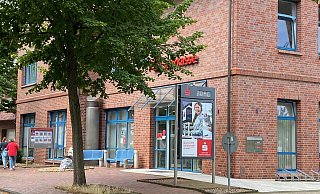 Gleich zweimal hatten es Unbekannte auf die Geldautomaten in der Geschäftsstelle der Sparkasse in Preußisch Oldendorf abgesehen. - Sandra Spieker Gleich zweimal hatten es Unbekannte auf die Geldautomaten in der Geschäftsstelle der Sparkasse in Preußisch Oldendorf abgesehen. - Sandra Spieker