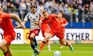 Einst spielte Filip Bilbija (rechts) im Trikot des Hamburger SV. Mittlerweile schnürt er für den SC Paderborn die Fußballschuhe. Hier setzt er sich im Duell mit Hamburgs Jonas Meffert durch. - IMAGO/Philipp Szyza Einst spielte Filip Bilbija (rechts) im Trikot des Hamburger SV. Mittlerweile schnürt er für den SC Paderborn die Fußballschuhe. Hier setzt er sich im Duell mit Hamburgs Jonas Meffert durch. - IMAGO/Philipp Szyza