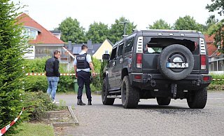 Vor der Diskothek Go Parc soll auf diesen Geländewagen der Marke Hummer geschossen worden sein. Ermittler suchen nach Spuren. - Charlotte Mahncke Vor der Diskothek Go Parc soll auf diesen Geländewagen der Marke Hummer geschossen worden sein. Ermittler suchen nach Spuren. - Charlotte Mahncke