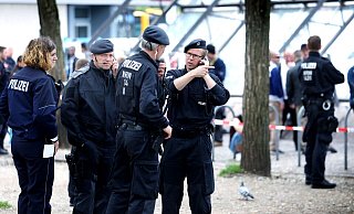 Zu Dritt sind die Männer über den Passanten hergefallen. Die Polizei sucht Zeugen. - Symbolfoto: Sarah Jonek Zu Dritt sind die Männer über den Passanten hergefallen. Die Polizei sucht Zeugen. - Symbolfoto: Sarah Jonek