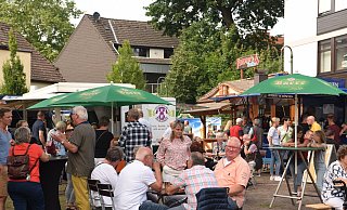 In kleinen Gruppen standen oder saßen die Besucher zusammen. - Mareike Patock In kleinen Gruppen standen oder saßen die Besucher zusammen. - Mareike Patock