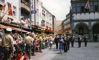Am 12. Juli 1985 stattet Elizabeth II. zum dritten und letzten Mal Paderborn einen Besuch ab. Abweichend vom Protokoll unternimmt die Queen noch einen Rundgang über den Rathausplatz, um die wartenden Menschen zu begrüßen. - Stadt- und Kreisarchiv Paderborn / Karl Nolden Am 12. Juli 1985 stattet Elizabeth II. zum dritten und letzten Mal Paderborn einen Besuch ab. Abweichend vom Protokoll unternimmt die Queen noch einen Rundgang über den Rathausplatz, um die wartenden Menschen zu begrüßen. - Stadt- und Kreisarchiv Paderborn / Karl Nolden