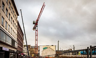 Für die kommenden Monate wird ein großer Kran das Bild der Bahnhofstraße prägen. - Mike-Dennis Mller / www.mdm.photo Für die kommenden Monate wird ein großer Kran das Bild der Bahnhofstraße prägen. - Mike-Dennis Mller / www.mdm.photo