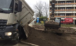 Lastwagen mit Oberboden wurden in den vergangenen Tagen angeliefert. Die Erde ersetzt Schotter und Steine, die der Baggerfahrer aus der Fläche geholt hat. - Corina Lass Lastwagen mit Oberboden wurden in den vergangenen Tagen angeliefert. Die Erde ersetzt Schotter und Steine, die der Baggerfahrer aus der Fläche geholt hat. - Corina Lass