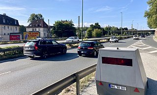 Wie hier in Bielefeld auf dem Ostwestfalendamm stehen auch im Kreis Höxter künftig solch mobilen Blitzer an den Straßen. - Archivbild: Jens Reichenbach Wie hier in Bielefeld auf dem Ostwestfalendamm stehen auch im Kreis Höxter künftig solch mobilen Blitzer an den Straßen. - Archivbild: Jens Reichenbach