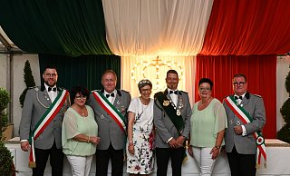 Der Hofstaat: Tobias Wiebesiek (v. l.), Claudia und Bernd Brüggemann, Svenja und Carsten Friedrichs, Claudia und Dirk Bulla. - Dirk Windmöller Der Hofstaat: Tobias Wiebesiek (v. l.), Claudia und Bernd Brüggemann, Svenja und Carsten Friedrichs, Claudia und Dirk Bulla. - Dirk Windmöller