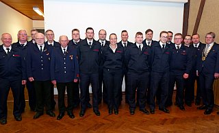 Zahlreiche Feuerwehrleute übernehmen in der Borchener Feuerwehr neue Funktionen. Dazu gratulierten Vize-Landrat Hans-Bernd Janzen (l.), Wehrführer Bernd Lüke (4. v. l.), Bürgermeister Uwe Gockel (2. v. r.) und Kreisbrandmeister Stephan Reckhaus (r.). - Ralph Meyer Zahlreiche Feuerwehrleute übernehmen in der Borchener Feuerwehr neue Funktionen. Dazu gratulierten Vize-Landrat Hans-Bernd Janzen (l.), Wehrführer Bernd Lüke (4. v. l.), Bürgermeister Uwe Gockel (2. v. r.) und Kreisbrandmeister Stephan Reckhaus (r.). - Ralph Meyer
