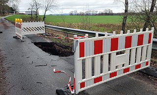 Ein großes Loch macht das Betreten der Straße "An den Teichen" in Spenge zur Gefahr. - Celina Allard Ein großes Loch macht das Betreten der Straße "An den Teichen" in Spenge zur Gefahr. - Celina Allard