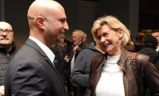 Christina Weng, SPD-Landtagsabgeordnete aus Minden, freute sich sichtlich mit Ali Dogan über dessen Wahlsieg. - Joern Spreen-Ledebur Christina Weng, SPD-Landtagsabgeordnete aus Minden, freute sich sichtlich mit Ali Dogan über dessen Wahlsieg. - Joern Spreen-Ledebur