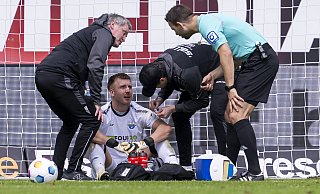 Paderborns Torwart Pelle Boevink hat sich im Heimspiel gegen Elversberg bei einem Luftduell verletzt und wird von Physiotherapeut Jörg Liebeck und Mannschaftsarzt Matthias Porsch (l.) behandelt. Schiedsrichter Wolfgang Haslberger erkundigt sich nach dem Wohlbefinden des Keepers. - picture alliance/dpa Paderborns Torwart Pelle Boevink hat sich im Heimspiel gegen Elversberg bei einem Luftduell verletzt und wird von Physiotherapeut Jörg Liebeck und Mannschaftsarzt Matthias Porsch (l.) behandelt. Schiedsrichter Wolfgang Haslberger erkundigt sich nach dem Wohlbefinden des Keepers. - picture alliance/dpa