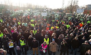 Am Alten Güterbahnhof protestieren die Landwirte aus Herford und Bielefeld für eine andere Agrarpoltik. Die Bundestags-Abgeordnete der Grünen Britta Haßelmann und ihr Kollege von der FDP Jens Teutrine stellen sich der Diskussion. - Ralf Bittner Am Alten Güterbahnhof protestieren die Landwirte aus Herford und Bielefeld für eine andere Agrarpoltik. Die Bundestags-Abgeordnete der Grünen Britta Haßelmann und ihr Kollege von der FDP Jens Teutrine stellen sich der Diskussion. - Ralf Bittner