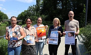 Jenny Iversen (v. l.), Stefanie Voß, Martina Brinker, Annette Bökamp und Volker Wellmann präsentieren das neue Programmheft. - Judith Gladow Jenny Iversen (v. l.), Stefanie Voß, Martina Brinker, Annette Bökamp und Volker Wellmann präsentieren das neue Programmheft. - Judith Gladow