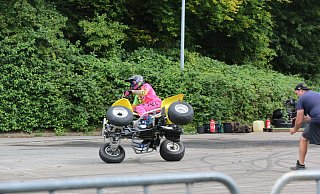 Mit einem Quad - wie auf diesem Symbolbild - ist ein Bad Oeynhausener zum Friseur gefahren - und hat falsch geparkt. Weil er ein Knöllchen kassierte, legte er sich mit einem Ordnungsamtsmitarbeiter an und muss vor Gericht. - Anthea Moschner Mit einem Quad - wie auf diesem Symbolbild - ist ein Bad Oeynhausener zum Friseur gefahren - und hat falsch geparkt. Weil er ein Knöllchen kassierte, legte er sich mit einem Ordnungsamtsmitarbeiter an und muss vor Gericht. - Anthea Moschner