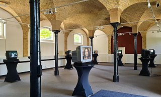 Die audiovisuelle Installation Fluchtpunkt Heimat ist noch bis Freitag, 6. September 2024, im Gewölbesaal des Schloßes zu sehen. - Rolf Oberliesen Die audiovisuelle Installation Fluchtpunkt Heimat ist noch bis Freitag, 6. September 2024, im Gewölbesaal des Schloßes zu sehen. - Rolf Oberliesen