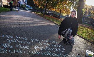 Festgehalten für „Catcalls of Bielefeld“: Der Mann im Kunsthallenpark hat offenbar schon eine andere Frau belästigt, als er mit diesem Spruch eine weitere Passantin belästigt. - Sarah Jonek Festgehalten für „Catcalls of Bielefeld“: Der Mann im Kunsthallenpark hat offenbar schon eine andere Frau belästigt, als er mit diesem Spruch eine weitere Passantin belästigt. - Sarah Jonek