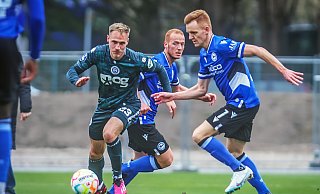 Ex-Armine Florian Krüger (l., hier beim nicht öffentlichen Testspiel gegen Arminia Bielefeld im März 2023) spielt nun für Eintracht Braunschweig. - Sarah Jonek Ex-Armine Florian Krüger (l., hier beim nicht öffentlichen Testspiel gegen Arminia Bielefeld im März 2023) spielt nun für Eintracht Braunschweig. - Sarah Jonek
