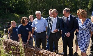 Auszubildende der Wasser- und Schifffahrtsverwaltung erklären der rheinland-pfälzischen Ministerpräsidentin Malu Dreyer (SPD, rechts) ein aus Weidengeflecht bestehendes Bauteil, das sie zur Renaturierung des Flusslaufs der Ahr nach der Flutkatastrophe eingesetzt haben. - Thomas Frey/dpa Auszubildende der Wasser- und Schifffahrtsverwaltung erklären der rheinland-pfälzischen Ministerpräsidentin Malu Dreyer (SPD, rechts) ein aus Weidengeflecht bestehendes Bauteil, das sie zur Renaturierung des Flusslaufs der Ahr nach der Flutkatastrophe eingesetzt haben. - Thomas Frey/dpa