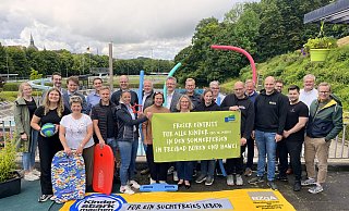 Die Sponsoren der Freibadaktion freuen sich zusammen mit dem Bäderteam, der Jugendpflege Büren und der Wirtschaftsförderung auf den Start der Sommerferien am Freitag. - Stadt Büren Die Sponsoren der Freibadaktion freuen sich zusammen mit dem Bäderteam, der Jugendpflege Büren und der Wirtschaftsförderung auf den Start der Sommerferien am Freitag. - Stadt Büren
