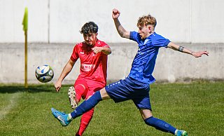 Türk Sports Karim Yehia (l.) kann in dieser Szene eine Flanke schlagen. Jöllenbecks Lukas Hackbart kann die Hereingabe nicht verhindern. Am Ende setzt sich der FC Türk Sport 4:3 gegen die Jürmker durch. - Andreas Zobe Türk Sports Karim Yehia (l.) kann in dieser Szene eine Flanke schlagen. Jöllenbecks Lukas Hackbart kann die Hereingabe nicht verhindern. Am Ende setzt sich der FC Türk Sport 4:3 gegen die Jürmker durch. - Andreas Zobe