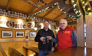 Ein Original verlässt den Paderborner Weihnachtsmarkt: Hartmut Nessel (r.) übergibt die "Gute Stube" an Tino Noack. - Lena Henning Ein Original verlässt den Paderborner Weihnachtsmarkt: Hartmut Nessel (r.) übergibt die "Gute Stube" an Tino Noack. - Lena Henning