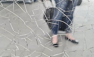 Die zerstörten ICE-Scheiben im Bielefelder Bahnhof sahen so aus. - privat Die zerstörten ICE-Scheiben im Bielefelder Bahnhof sahen so aus. - privat