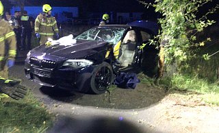 Die Feuerwehr Paderborn musste die Fahrertür des BMW entfernen, um den verletzten Fahrer in Elsen aus dem Fahrzeug zu retten. - Feuerwehr Paderborn Die Feuerwehr Paderborn musste die Fahrertür des BMW entfernen, um den verletzten Fahrer in Elsen aus dem Fahrzeug zu retten. - Feuerwehr Paderborn