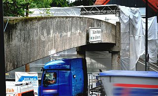 Die Fußgängerbrücke über die B61 in Gütersloh muss dringend saniert werden. Ein Experte nennt sie eine tickende Zeitbombe. Die Fußgängerbrücke über die B61 in Gütersloh muss dringend saniert werden. Ein Experte nennt sie eine tickende Zeitbombe.