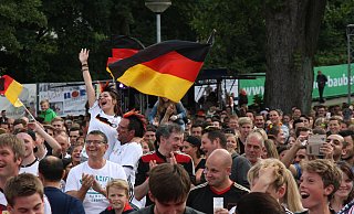 Zum Public Viewing in den Steinmeisterpark in Bünde kamen im Jahr 2016 noch etwa 4.000 Fußballfans. - Stefan Boscher Zum Public Viewing in den Steinmeisterpark in Bünde kamen im Jahr 2016 noch etwa 4.000 Fußballfans. - Stefan Boscher