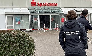 Die Spurensicherung läuft noch. - Anja Peper Die Spurensicherung läuft noch. - Anja Peper