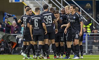 Nach seinem Sensationstreffer versammeln sich fast alle SCP-Spieler um den Torschützen Florent Muslija (Mitte). - IMAGO/Moritz Müller Nach seinem Sensationstreffer versammeln sich fast alle SCP-Spieler um den Torschützen Florent Muslija (Mitte). - IMAGO/Moritz Müller