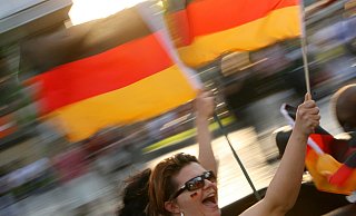 Wer nach einem EM-Sieg im Autokorso feiern will, muss trotzdem die Verkehrsregeln beachten. - dpa Wer nach einem EM-Sieg im Autokorso feiern will, muss trotzdem die Verkehrsregeln beachten. - dpa