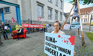 Während des ersten Prozesstages hat eine Gruppe von Klimaaktivisten vor dem Bielefelder Landgericht demonstriert. - Andreas Zobe Während des ersten Prozesstages hat eine Gruppe von Klimaaktivisten vor dem Bielefelder Landgericht demonstriert. - Andreas Zobe