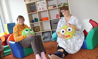 Andrea Gorges (v.l.) und Olga Janke haben die Räume im Wichtelcentrum als Arbeitsplatz mit viel Liebe eingerichtet. Das Inventar würden sie bei einem Umzug alles so mitnehmen. - Anastasia von Fugler Andrea Gorges (v.l.) und Olga Janke haben die Räume im Wichtelcentrum als Arbeitsplatz mit viel Liebe eingerichtet. Das Inventar würden sie bei einem Umzug alles so mitnehmen. - Anastasia von Fugler