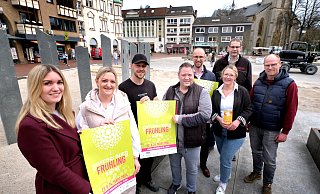 Einige der "Macher" des Gütersloher Frühlings: Christina Junkerkalefeld (von links), Davina Budde, Jan Hartkämper, Sebastian Fischer, Cliff Schütte, Mandy Grüning, Dirk Böltner und Raphael Wullengerd haben am Dienstag erläutert, was in den kommenden acht Wochen in der Innenstadt passiert. - Andreas Frücht Einige der "Macher" des Gütersloher Frühlings: Christina Junkerkalefeld (von links), Davina Budde, Jan Hartkämper, Sebastian Fischer, Cliff Schütte, Mandy Grüning, Dirk Böltner und Raphael Wullengerd haben am Dienstag erläutert, was in den kommenden acht Wochen in der Innenstadt passiert. - Andreas Frücht