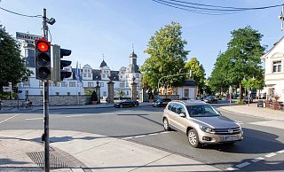 Die Kreuzung am Schloss ist zeitweise stark belastet - deshalb ist ein verflüssigter Verkehr das Ziel. - Niklas Tüns Die Kreuzung am Schloss ist zeitweise stark belastet - deshalb ist ein verflüssigter Verkehr das Ziel. - Niklas Tüns