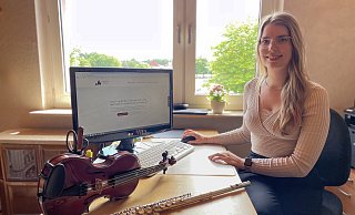Musikschulleiterin Samira Hördemann setzt auf die neuen Medien. - Musikschule Warburg Musikschulleiterin Samira Hördemann setzt auf die neuen Medien. - Musikschule Warburg